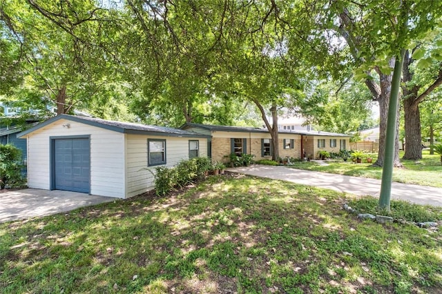 2301 Del Curto Rd, Austin, TX 78704 - single story home with a front lawn