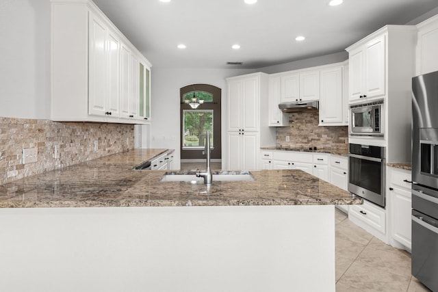 110 Starlight Trl, Georgetown, TX 78633 - kitchen featuring stainless steel appliances, a sink, tasteful backsplash, recessed lighting, and a peninsula