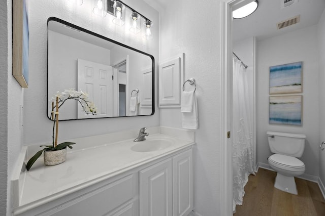 20420 Kearney Hill Rd, Pflugerville, TX 78660 - full bathroom with wood finished floors, toilet, vanity, and a shower with shower curtain