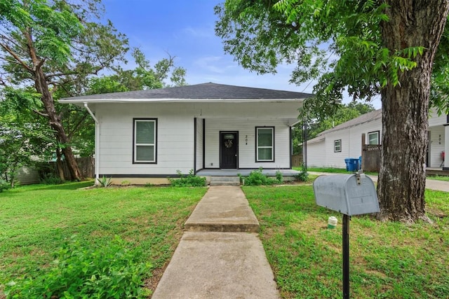 204 E Brenham St, Elgin, TX 78621 - view of front facade featuring covered porch and a front lawn
