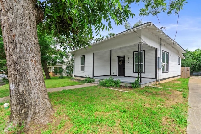 204 E Brenham St, Elgin, TX 78621 - view of front of home with covered porch and a front lawn