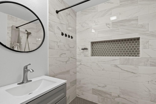 204 E Brenham St, Elgin, TX 78621 - full bath featuring tiled shower and vanity