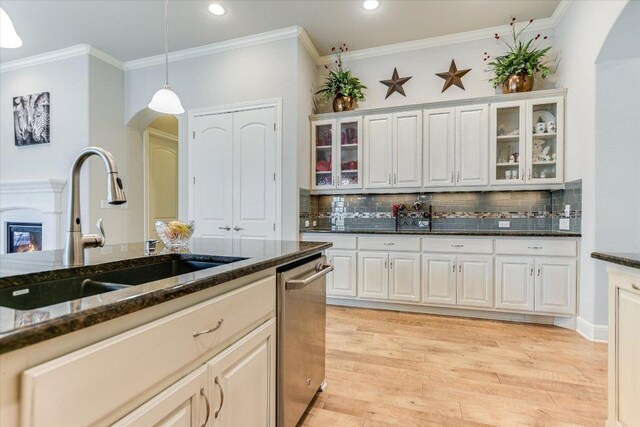 2416 Montello Ct, Leander, TX 78641 - kitchen with arched walkways, decorative backsplash, decorative light fixtures, recessed lighting, and ornamental molding