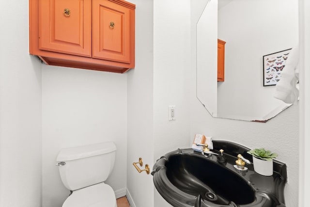5913 N W Pl, Austin, TX 78731 - half bath featuring a sink, toilet, and baseboards