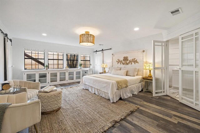 119 Vicinity Trl, Spicewood, TX 78669 - bedroom featuring a barn door, wood finished floors, ornamental molding, and recessed lighting