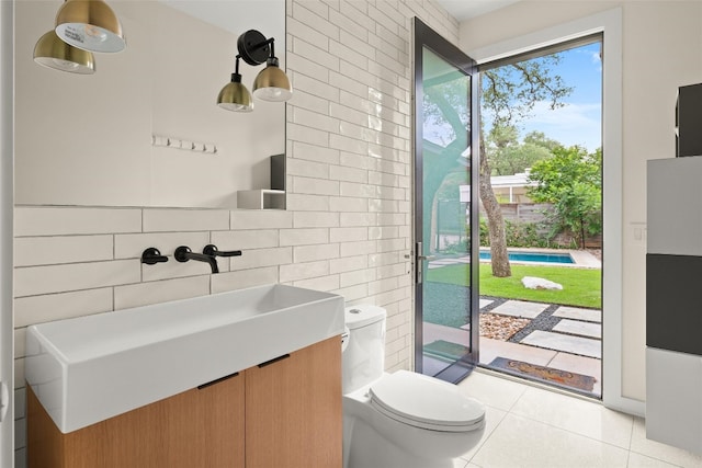 4005 Knollwood Dr, Austin, TX 78731 - bathroom featuring vanity, tile patterned flooring, and tile walls