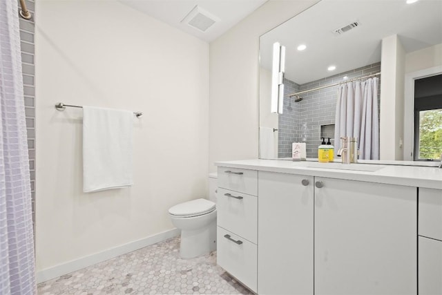 4005 Knollwood Dr, Austin, TX 78731 - bathroom with vanity, recessed lighting, and curtained shower