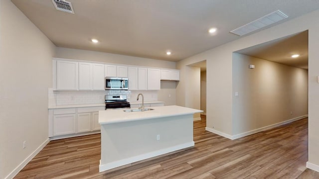 4019 Illian Cv, Killeen, TX 76542 - kitchen with stainless steel appliances, a sink, light wood-style flooring, backsplash, and recessed lighting