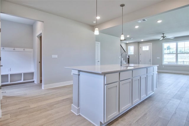 5907 Rotunda Vw, Austin, TX 78747 - kitchen featuring baseboards, light wood-type flooring, light countertops, recessed lighting, and pendant lighting