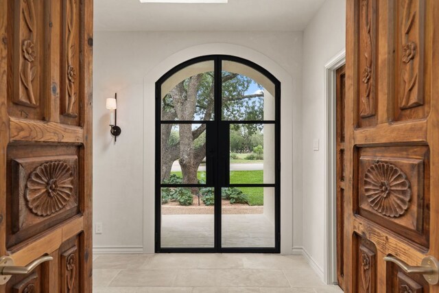 4622 Lake View Dr, Austin, TX 78731 - foyer entrance featuring light tile patterned floors, baseboards, and arched walkways