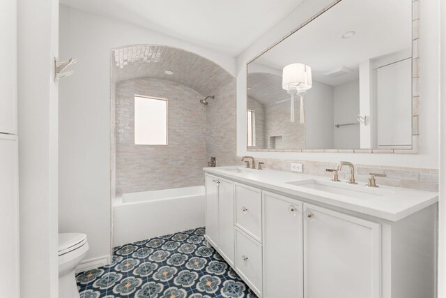 4622 Lake View Dr, Austin, TX 78731 - full bath featuring toilet, double vanity, and shower / bathtub combination