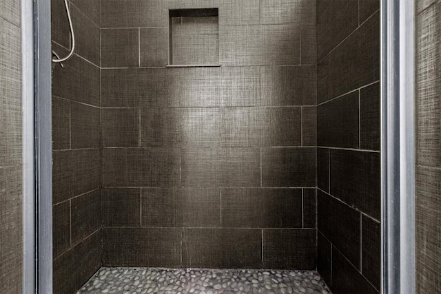 3601 Arrowhead Dr, Austin, TX 78731 - bathroom with a tile shower