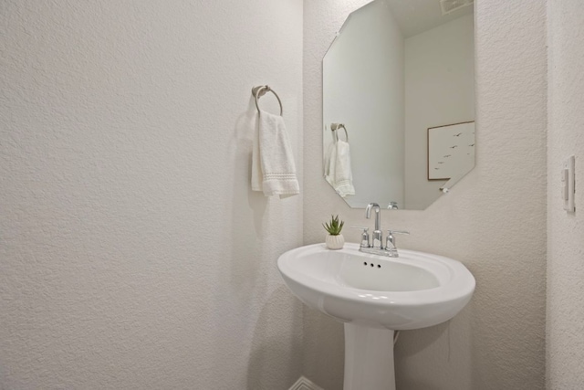 1416 Reprise Bnd, Round Rock, TX 78681 - bathroom featuring a textured wall