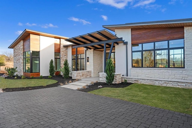 1047 Overlook Pkwy, Horseshoe Bay, TX 78657 - modern home featuring a front yard, stone siding, and stucco siding