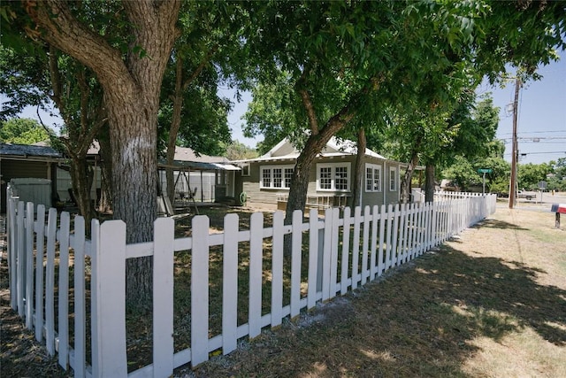 793 N Houston Ave, New Braunfels, TX 78130 - view of front facade with a fenced front yard