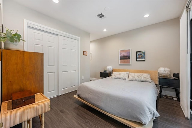 935 La Posada Dr Unit 243, Austin, TX 78752 - bedroom featuring dark wood-style flooring, recessed lighting, and a closet