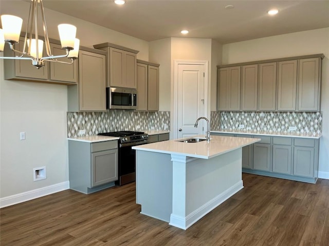 131 Courage Dr, Kyle, TX 78640 - kitchen featuring stainless steel appliances, gray cabinetry, a sink, dark wood-style floors, and recessed lighting