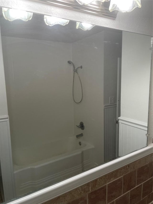 207 N 1st St, Thorndale, TX 76577 - full bath with shower / bathtub combination