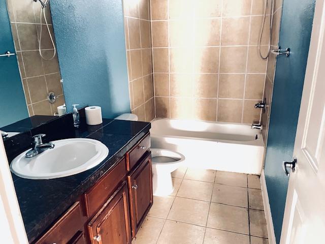 109 E Wheeler St S, Manor, TX 78653 - full bath featuring toilet, vanity, shower / tub combination, and tile patterned flooring