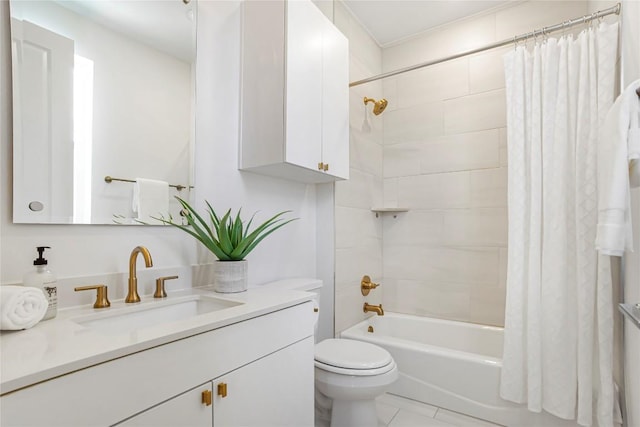 2624 Metcalfe Rd Unit 17, Austin, TX 78741 - full bath featuring vanity, toilet, and shower / tub combo with curtain