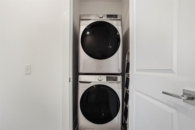 2624 Metcalfe Rd Unit 17, Austin, TX 78741 - laundry room featuring stacked washing machine and dryer