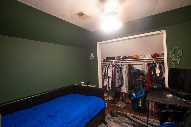 178 Ann Powell Rd, Smithville, TX 78957 - bedroom featuring wood finished floors, a closet, and vaulted ceiling