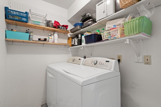 534 Broken Feather Trl, Pflugerville, TX 78660 - laundry room with washing machine and dryer