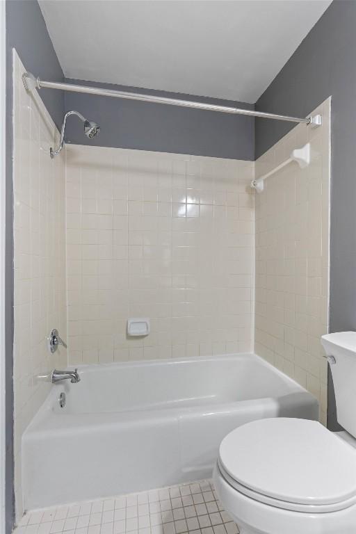 203 E 31st St Unit 304, Austin, TX 78705 - full bath with toilet, shower / tub combination, and tile patterned flooring