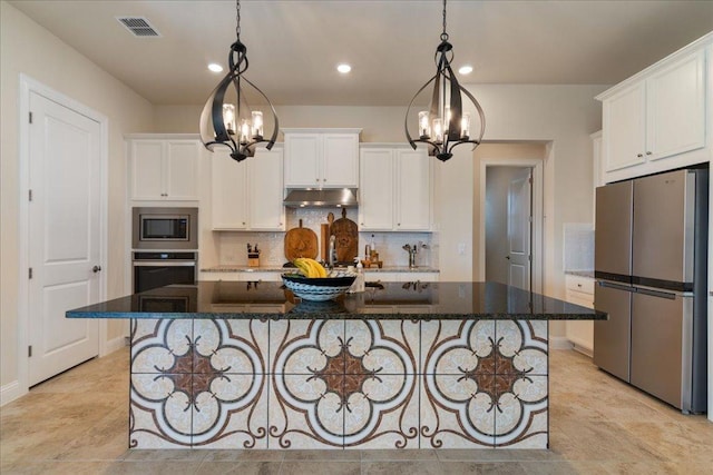 309 Singing Sumac Way, San Marcos, TX 78666 - kitchen featuring stainless steel appliances, a chandelier, under cabinet range hood, backsplash, and white cabinets
