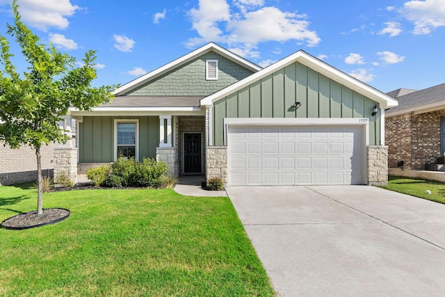 1925 T H Johnson Dr, Taylor, TX 76574 - craftsman-style home with board and batten siding, a garage, driveway, and a front yard
