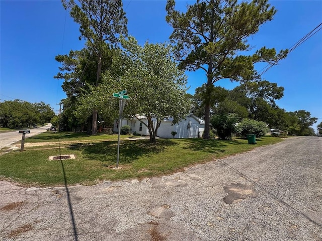 407 4th Ave, Smithville, TX 78957 - view of side of property featuring a lawn