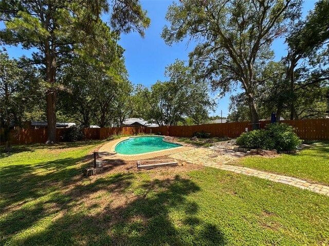 407 4th Ave, Smithville, TX 78957 - view of swimming pool with a fenced backyard