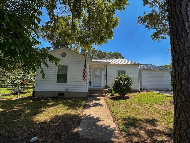 407 4th Ave, Smithville, TX 78957 - ranch-style home featuring a metal roof