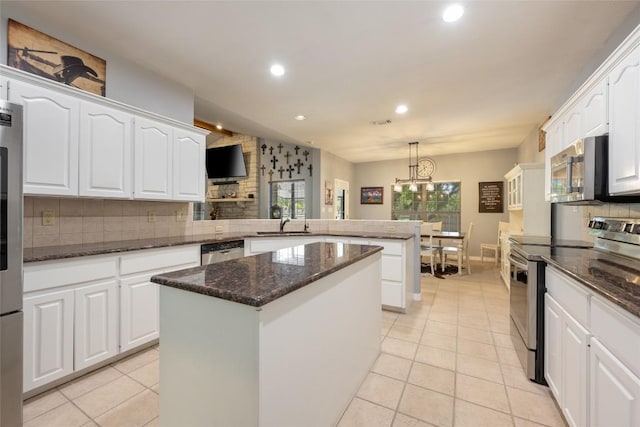 401 N Fox Xing, Burnet, TX 78611 - kitchen featuring stainless steel appliances, a peninsula, backsplash, a kitchen island, and recessed lighting