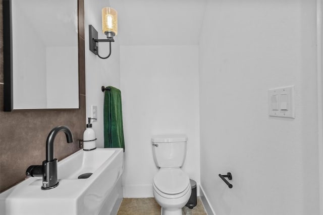 5006 Lott Ave Unit 2, Austin, TX 78721 - bathroom with toilet and baseboards