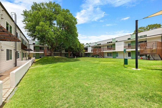 view of grassy yard featuring a residential view