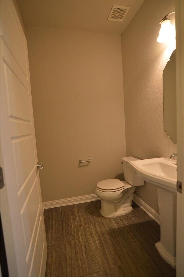 6814 E Riverside Dr Unit 52, Austin, TX 78741 - bathroom featuring toilet and baseboards