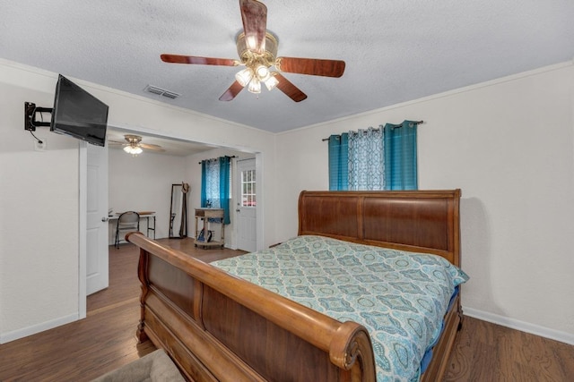 928 Moccasin Trl, La Grange, TX 78945 - bedroom with wood finished floors, a textured ceiling, and a ceiling fan