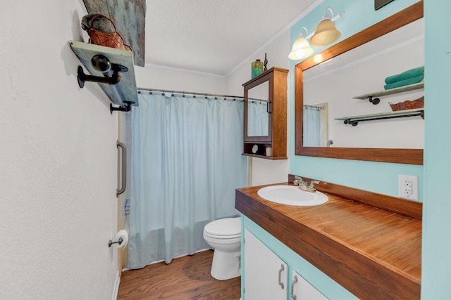 928 Moccasin Trl, La Grange, TX 78945 - full bath featuring vanity, wood finished floors, shower / bath combo, and ornamental molding