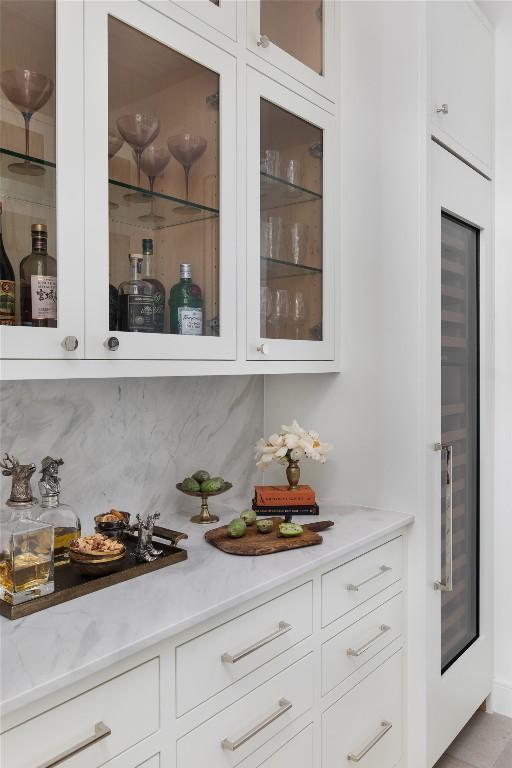 4401 Amarra Dr Unit 19, Austin, TX 78735 - bar area with decorative backsplash