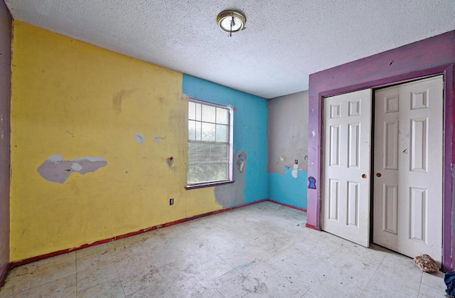 10410 Margra Ln, Austin, TX 78748 - unfurnished bedroom featuring a textured ceiling and a closet