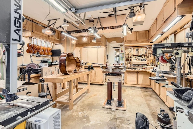 7702 Kincheon Ct, Austin, TX 78749 - interior space featuring a workshop area and concrete floors