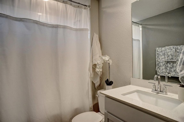 508 Bluffview Dr, Bastrop, TX 78602 - full bath with vanity and a textured wall