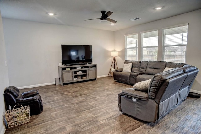 508 Bluffview Dr, Bastrop, TX 78602 - living area featuring a ceiling fan, wood finished floors, and recessed lighting