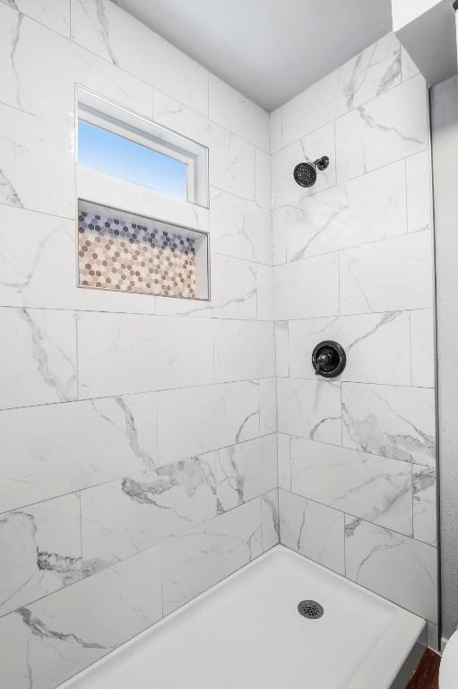 606 Elderberry Cv, Austin, TX 78745 - full bathroom featuring a tile shower