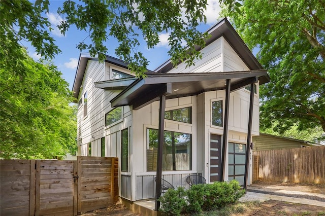 619 Hammack Dr Unit 2, Austin, TX 78752 - view of front facade with driveway
