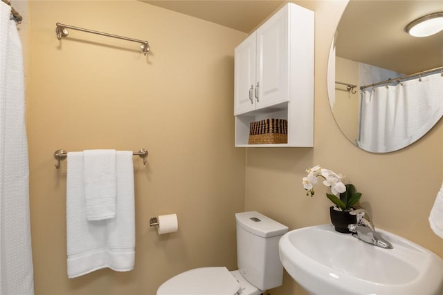 2206 Newfield Ln, Austin, TX 78703 - bathroom featuring a sink and a shower with shower curtain