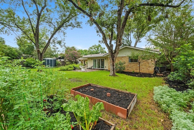 7710 Shoal Creek Blvd, Austin, TX 78757 - view of yard featuring a garden and a shed