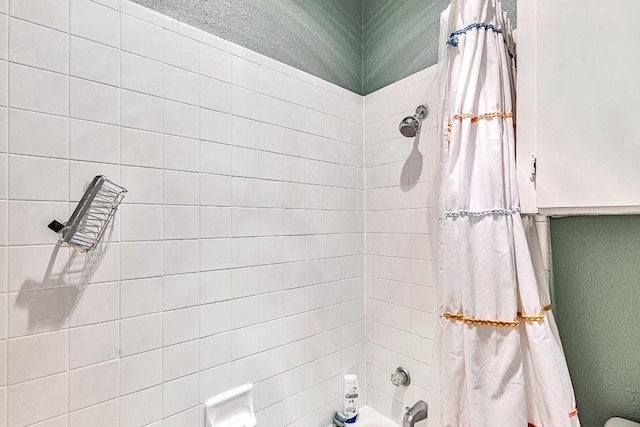 303 W 35th St Unit 202, Austin, TX 78705 - bathroom featuring shower / tub combo with curtain