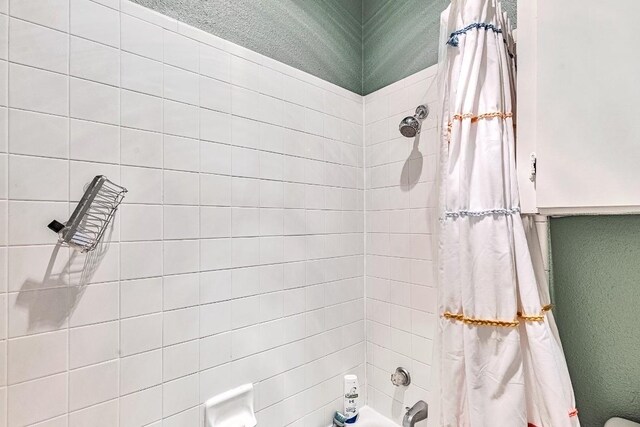 303 W 35th St Unit 202, Austin, TX 78705 - bathroom with shower / tub combo